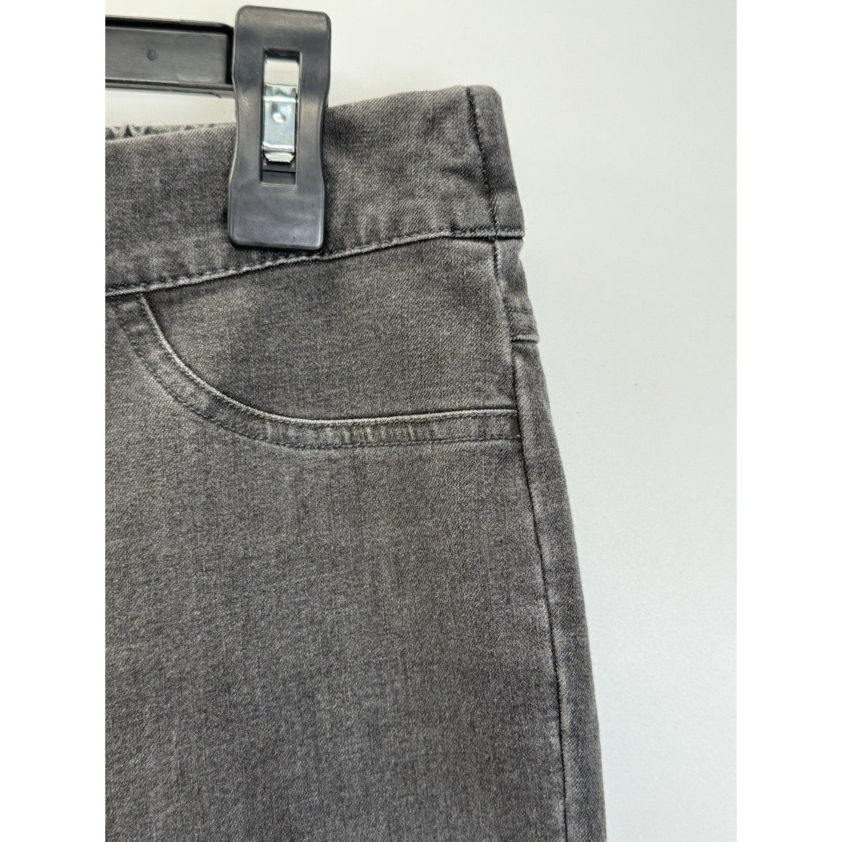 Isaac Mizrahi Pull On Women's Jeans size 10P Faded Black Denim 28” Inseam