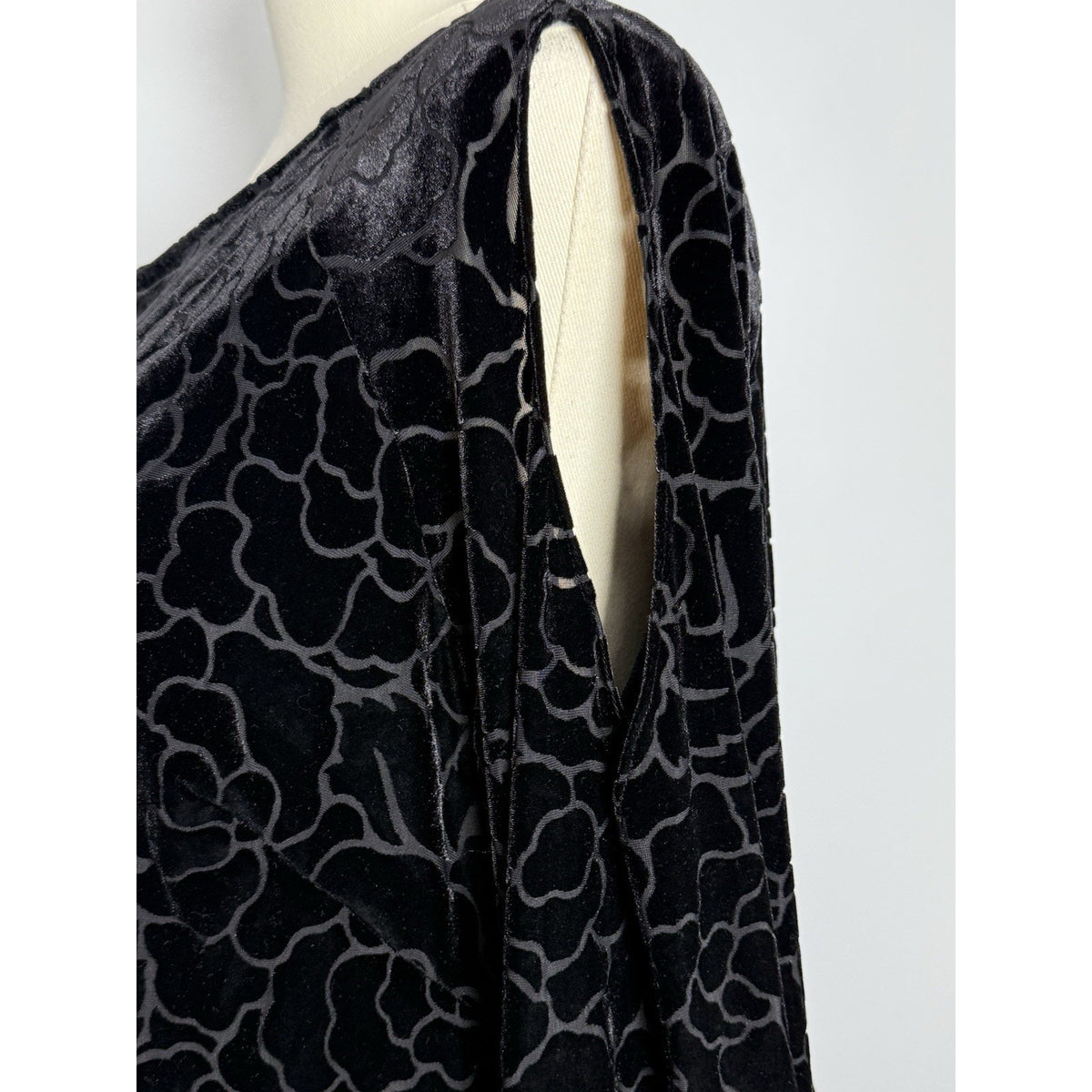 Adrianna Papell 18W NWT Dress Black Velvet Burnout Cold Shoulder Shift Lined⁠
