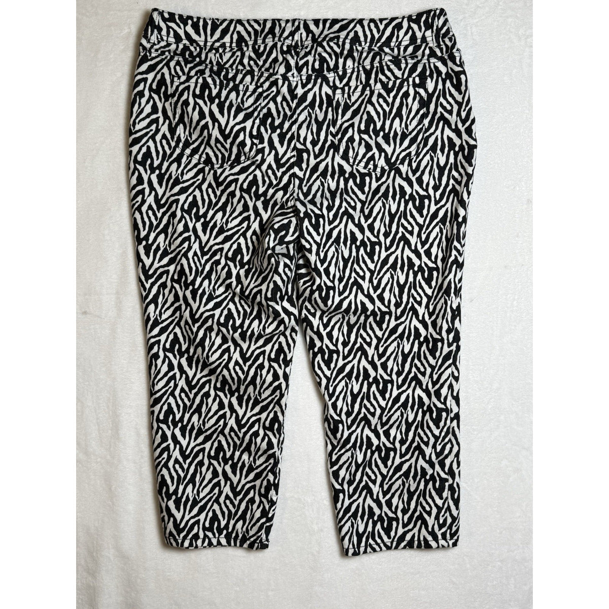 Chico’s 2.5 Zebra Print Crop Capri Jeans Women’s Black White Stretch Size 18