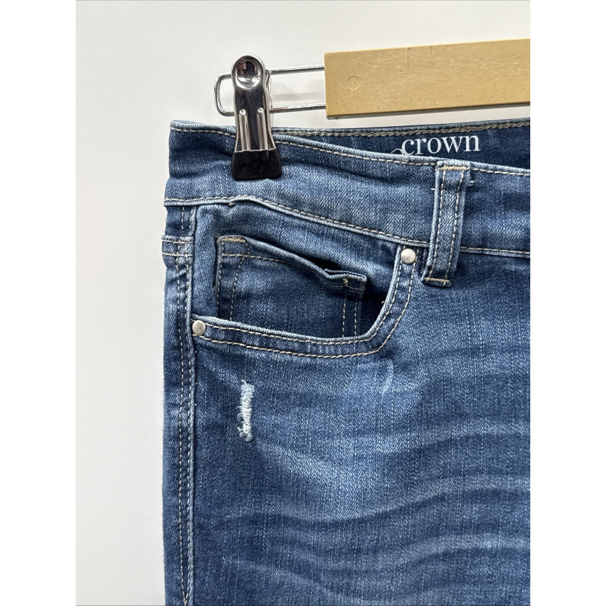 Crown&Ivy Distressed Mid Rise Women Size 4 Skinny Elephant Star, Appliqué Jeans