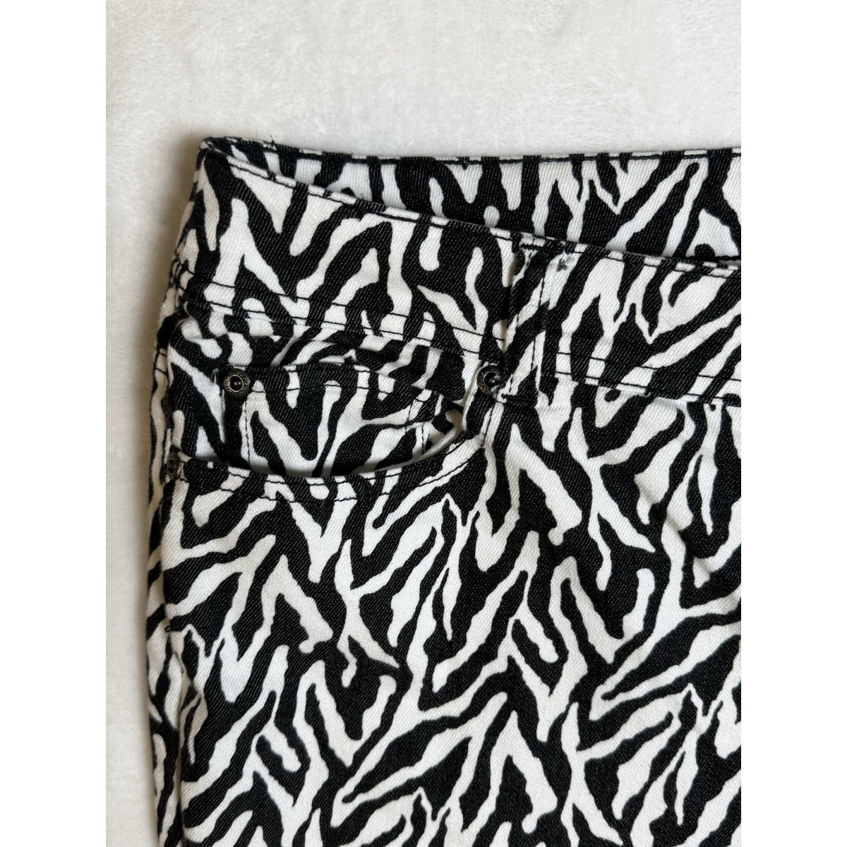 Chico’s 2.5 Zebra Print Crop Capri Jeans Women’s Black White Stretch Size 18