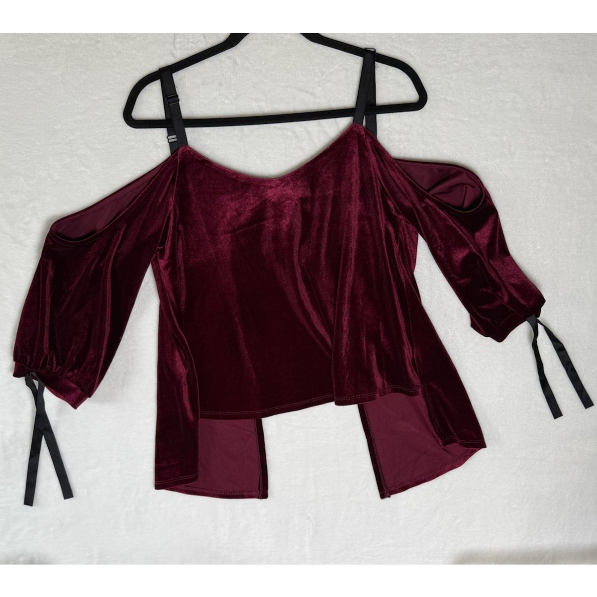 NWT Romeo + Juliet Couture M Burgundy Velvet Cold Shoulder Tie Back Top