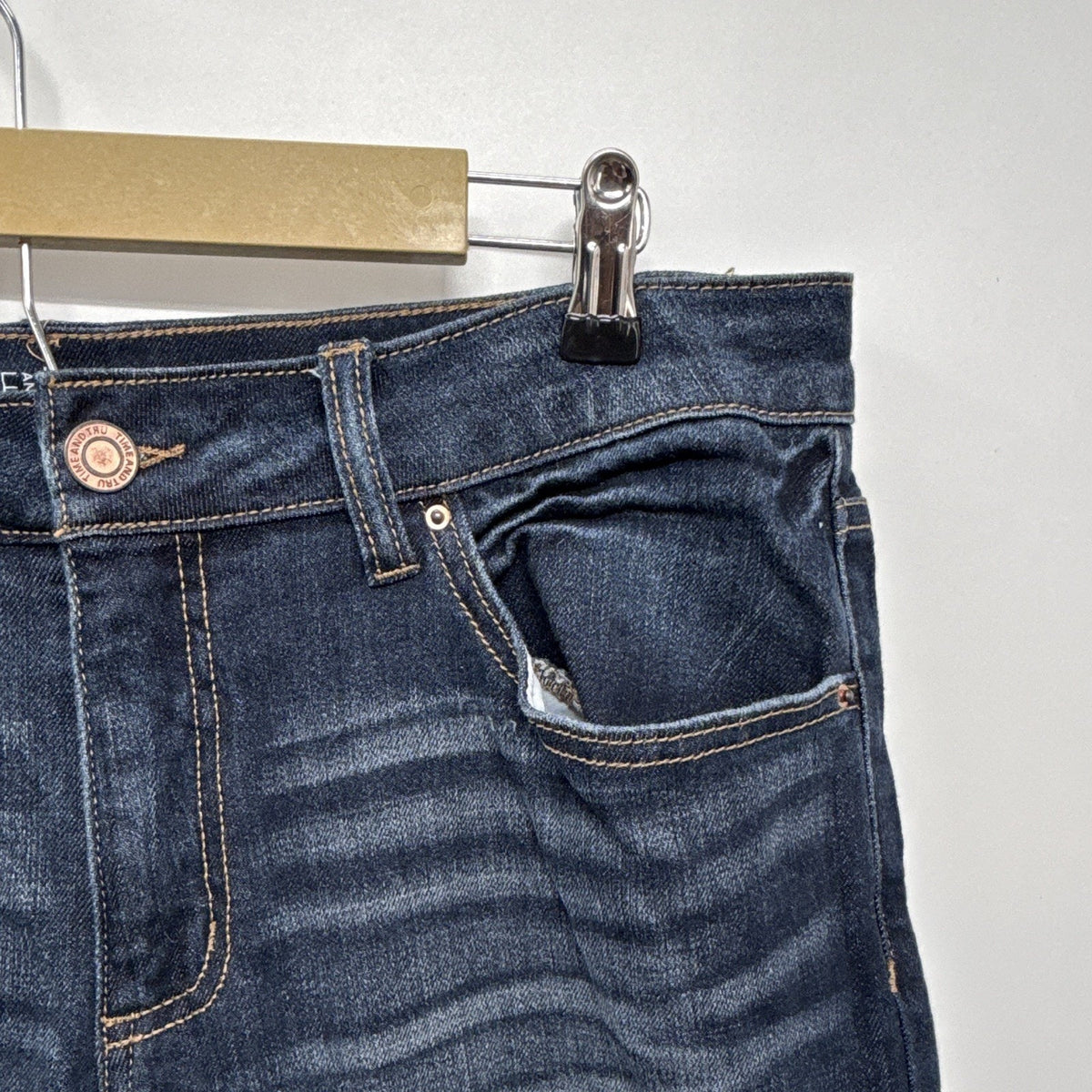 Time and Tru Women’s Size 16 Mid Rise Dark Wash Distressed Cuffed Capri Jeans