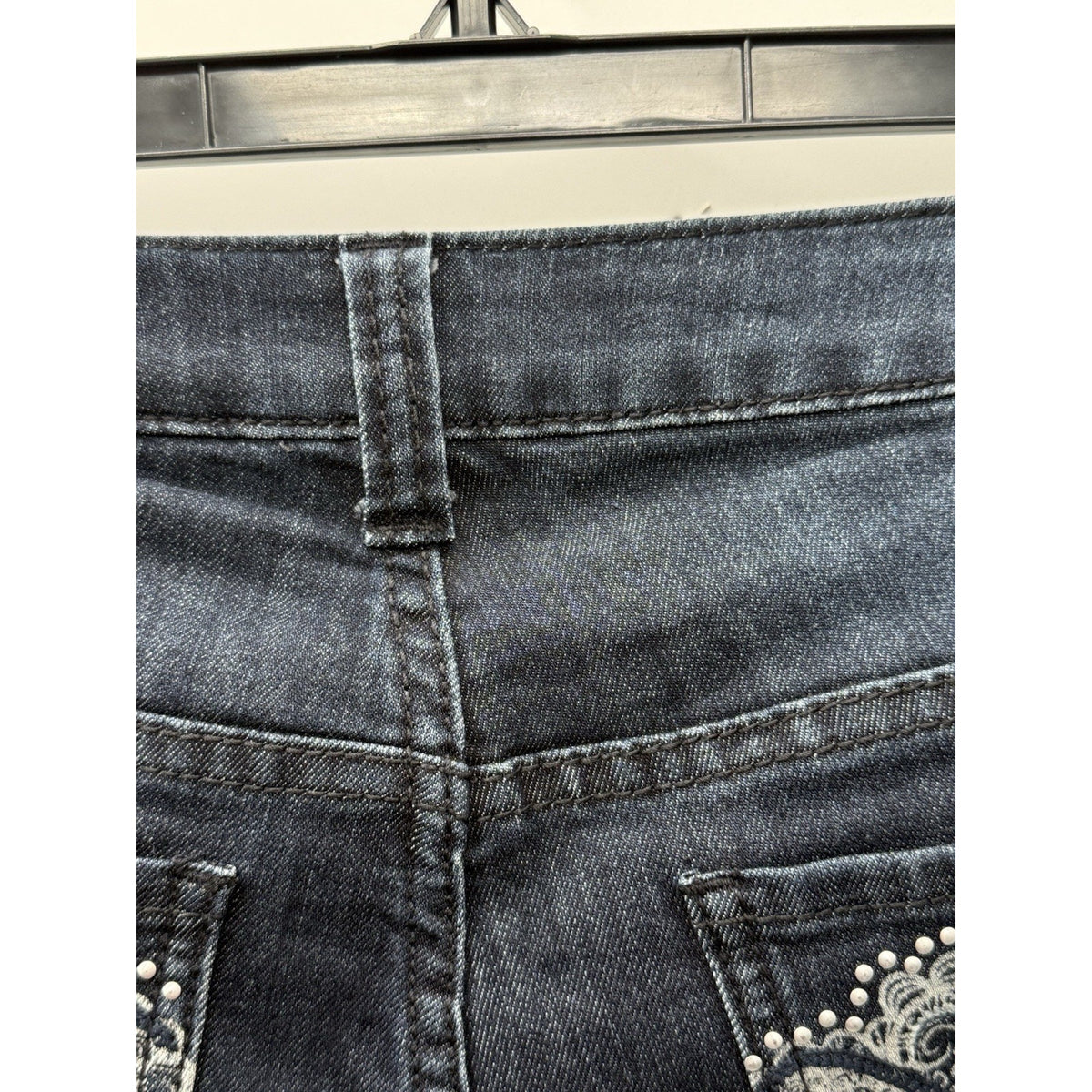 Christopher & Banks Womens Size 6 Dark Wash Embroidered Capri Jeans Mid Rise