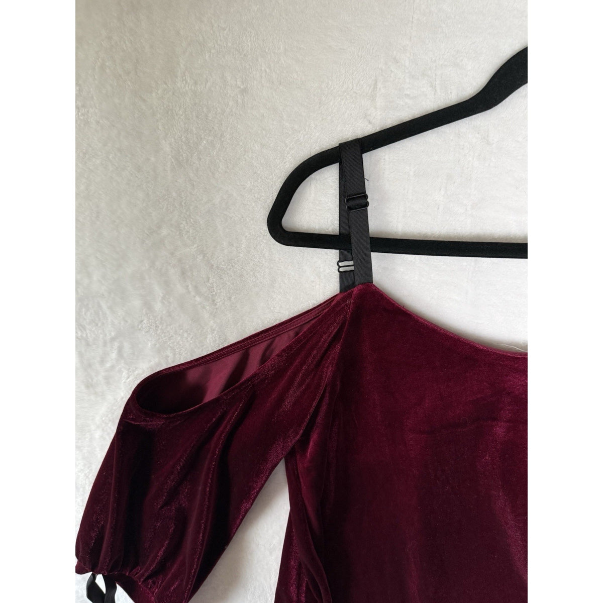 NWT Romeo + Juliet Couture M Burgundy Velvet Cold Shoulder Tie Back Top