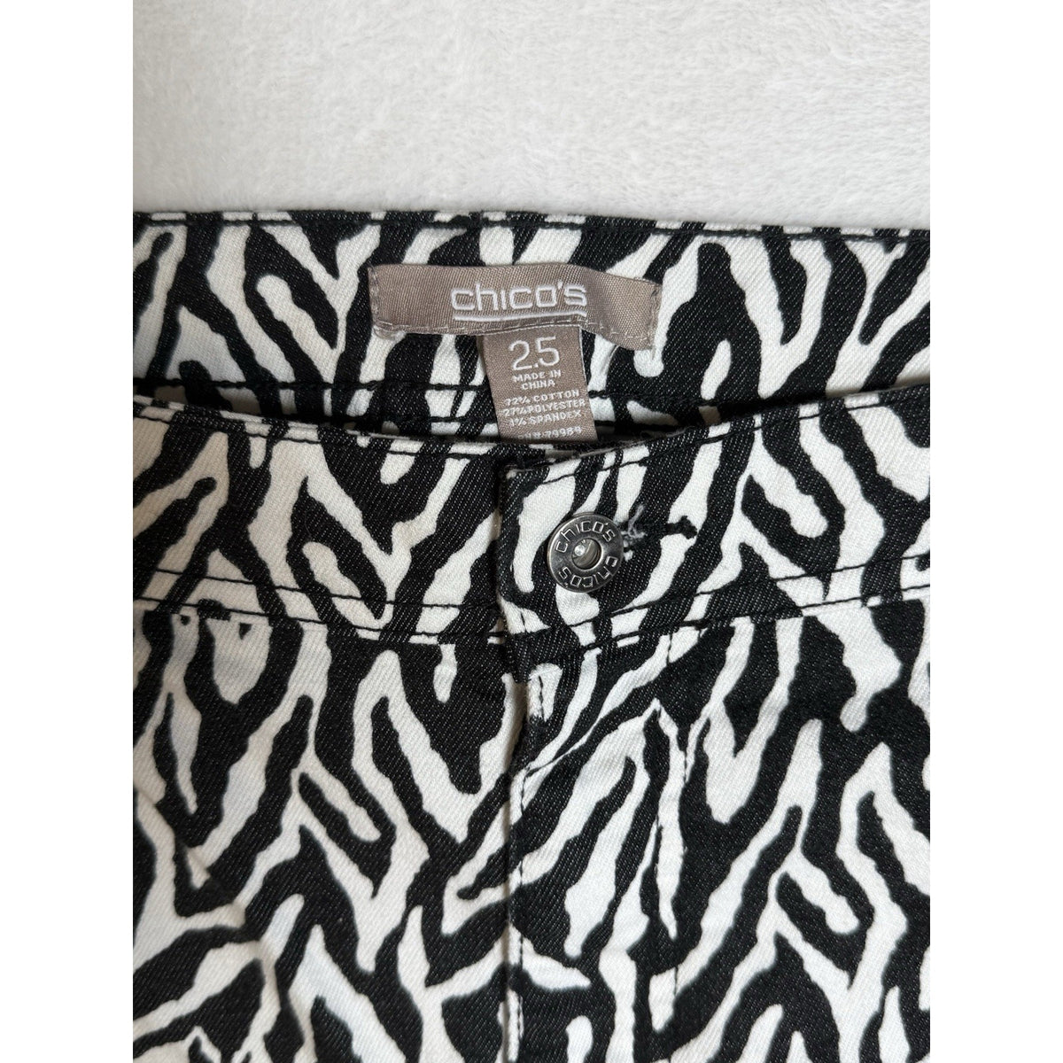 Chico’s 2.5 Zebra Print Crop Capri Jeans Women’s Black White Stretch Size 18