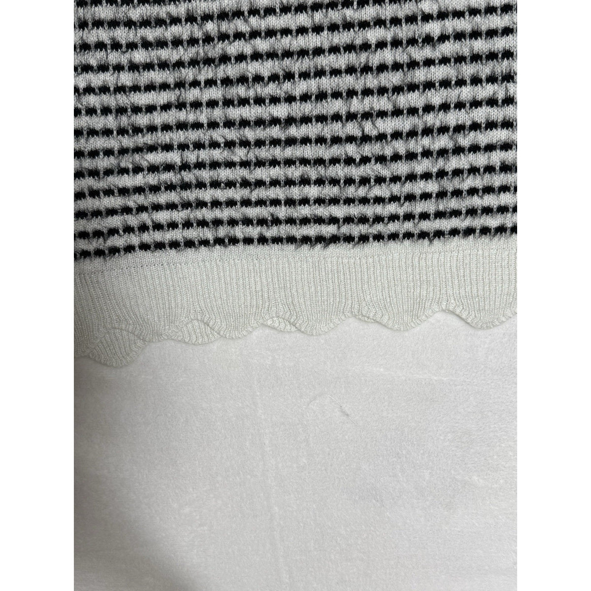 ELLE Women XXL Black White Striped Fuzzy Knit Sweater Scallop Hem Pullover Flaw