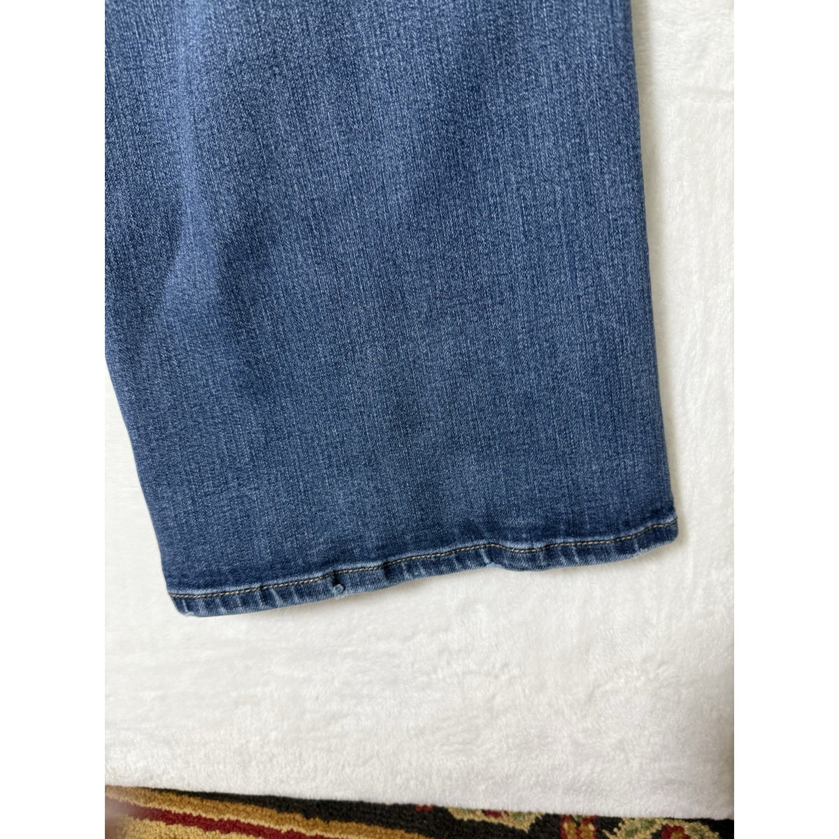 Time and Tru Women’s Blue Denim Stretch Straight Leg High Rise 5-Pocket jeans