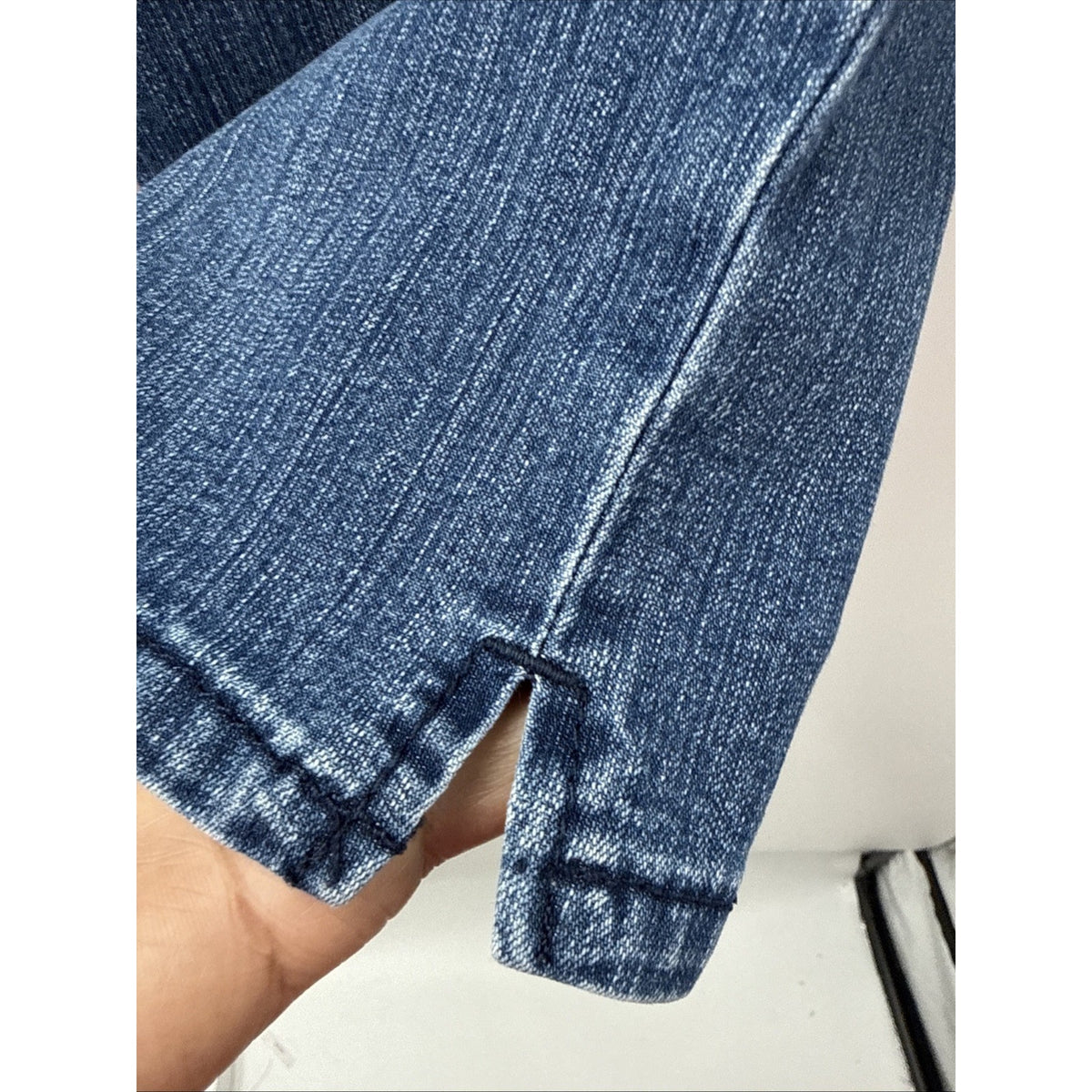 Gloria Vanderbilt Amanda Womens Capri Jean Shorts Size 10 Blue Denim Wash