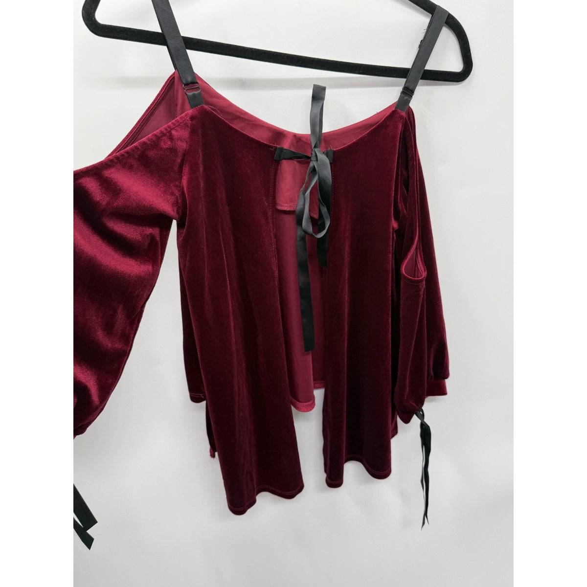 NWT Romeo + Juliet Couture M Burgundy Velvet Cold Shoulder Tie Back Top